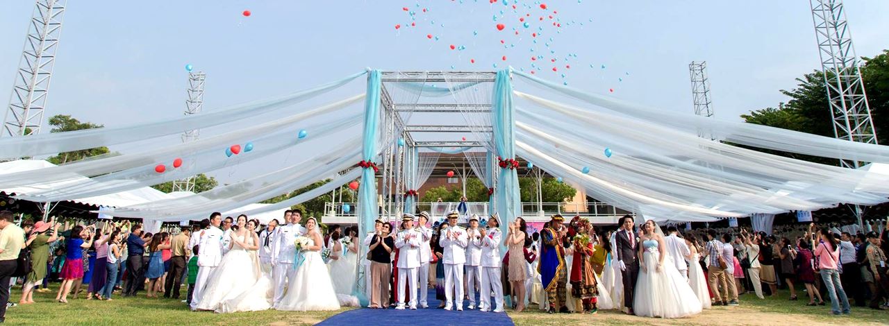 海軍舉辦聯合婚禮大量五彩氣球飄向天空為新人祝福