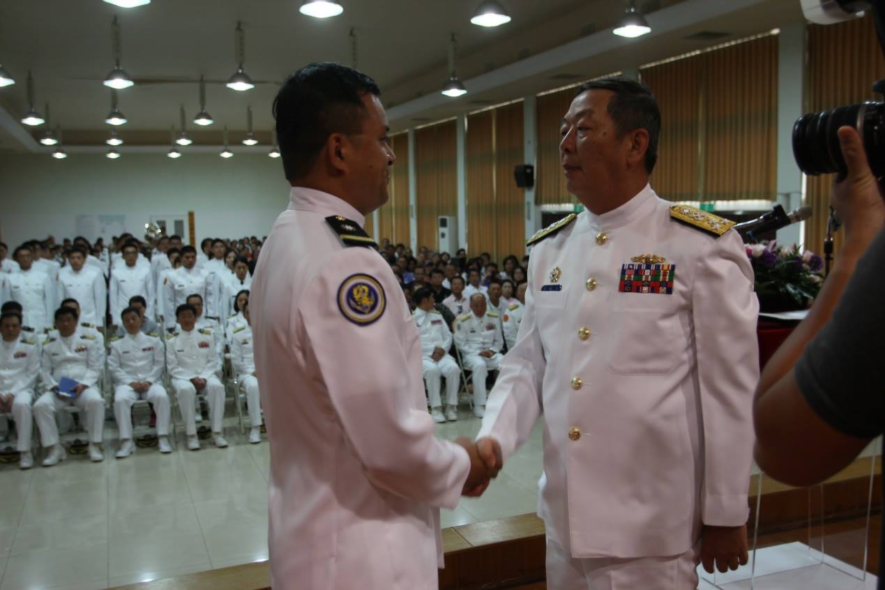 海軍官校106年結業授階典禮 - 司令黃上將為結業生代表授階