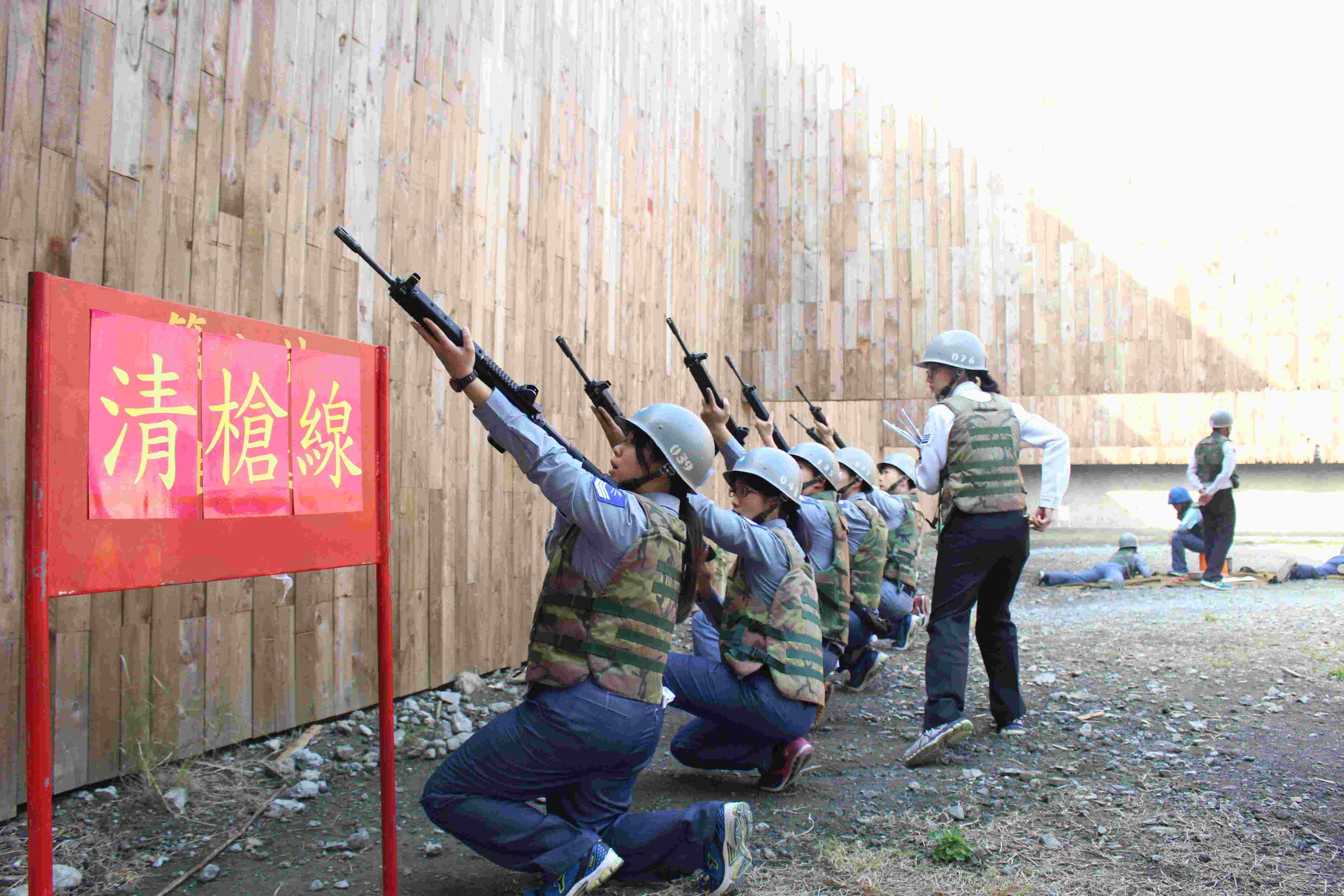 左營通信隊射擊訓練射擊人員於清槍線前採高跪姿檢查步槍。