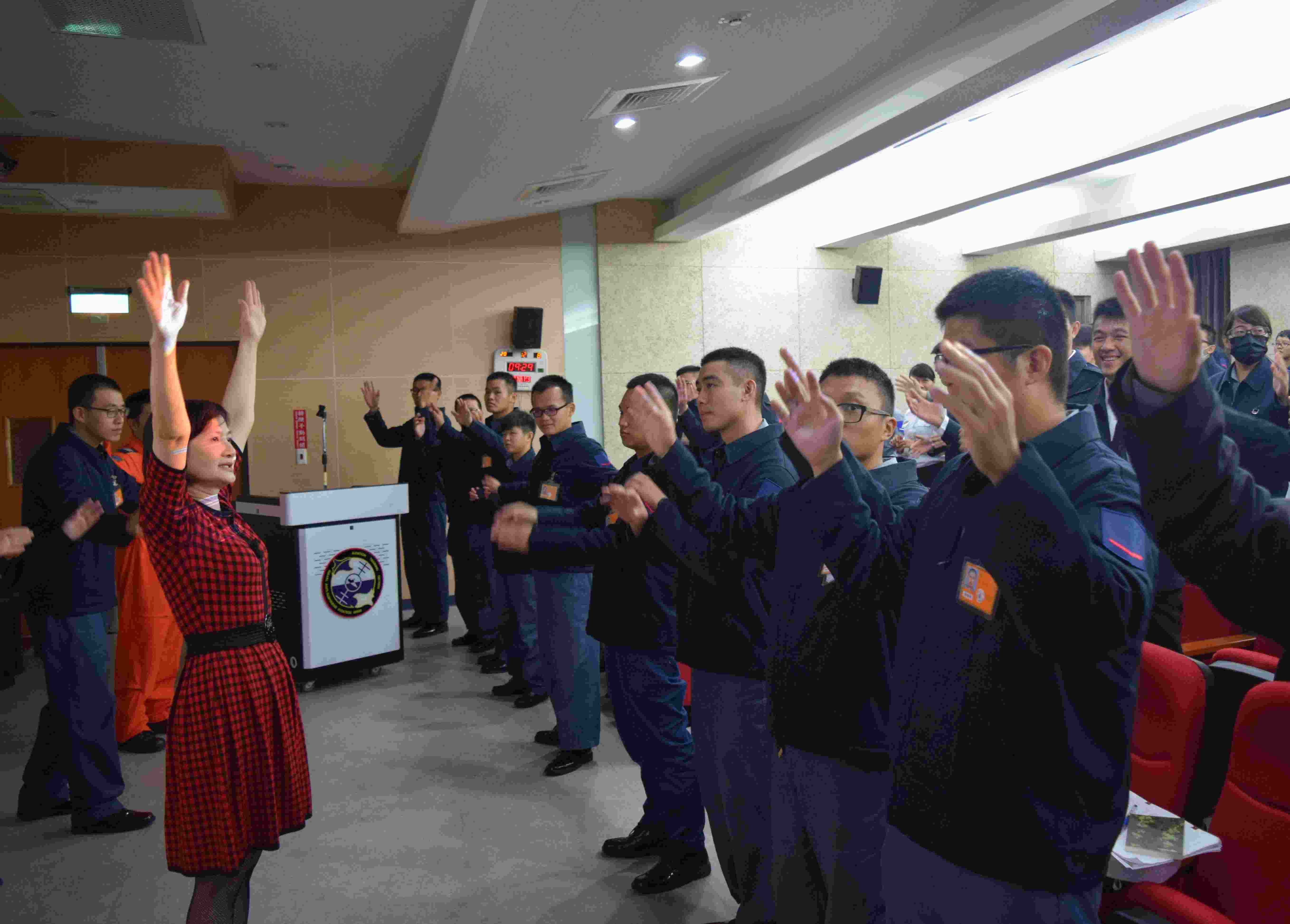 海軍反潛航空大隊邀請國際基甸會陳馨講師舉辦「心輔講座」-與隊員互動