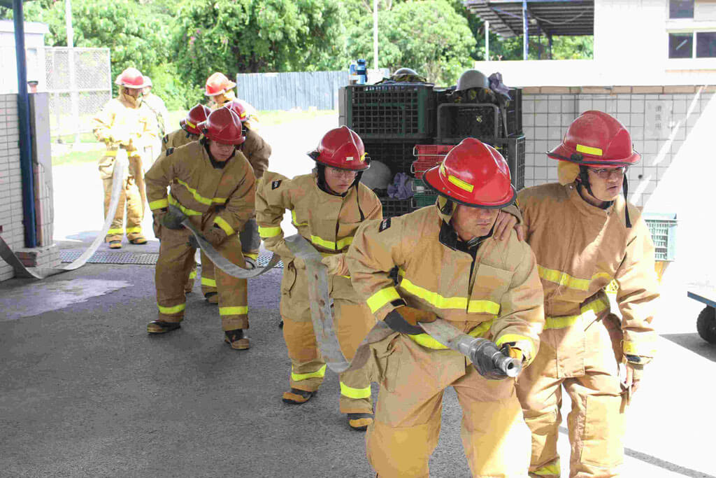 同日配合課程實施救火演練，強化救火狀況處置應變能力。