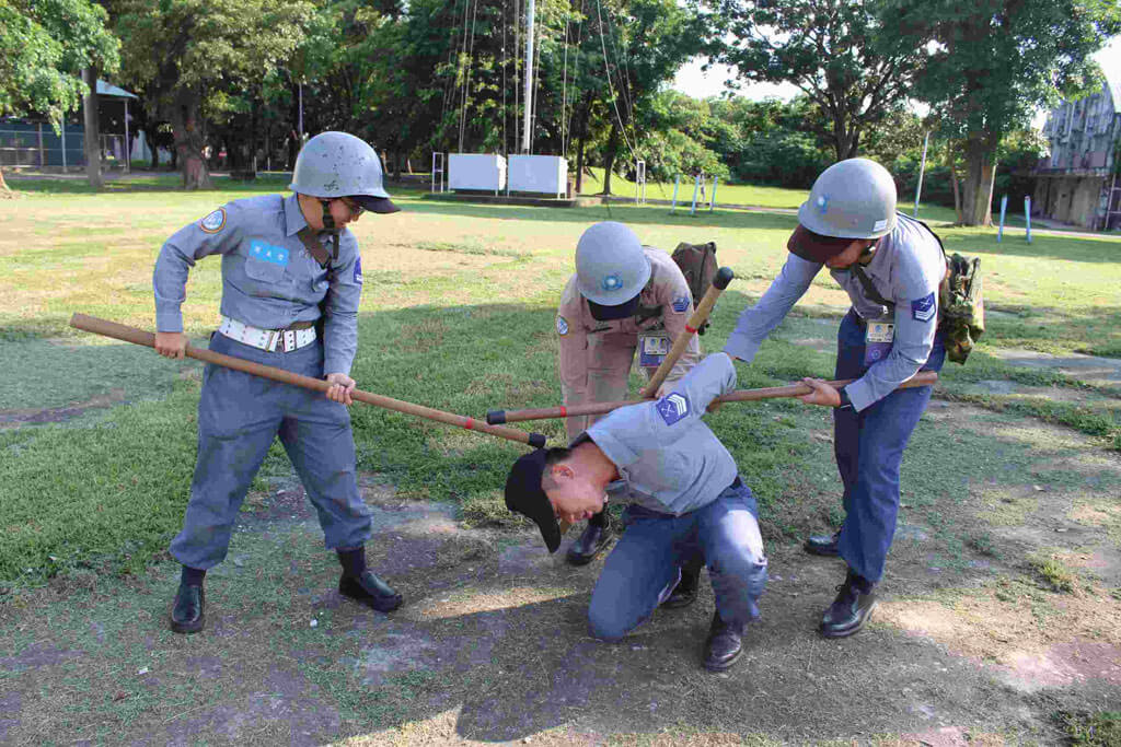同日於手榴彈投擲場進行反空機降演練，落實平日訓練，磨練官兵處置應變能力。