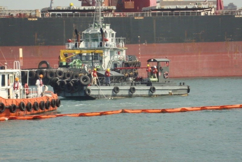 海軍左營港務隊除汙艇執行海洋油汙染操演