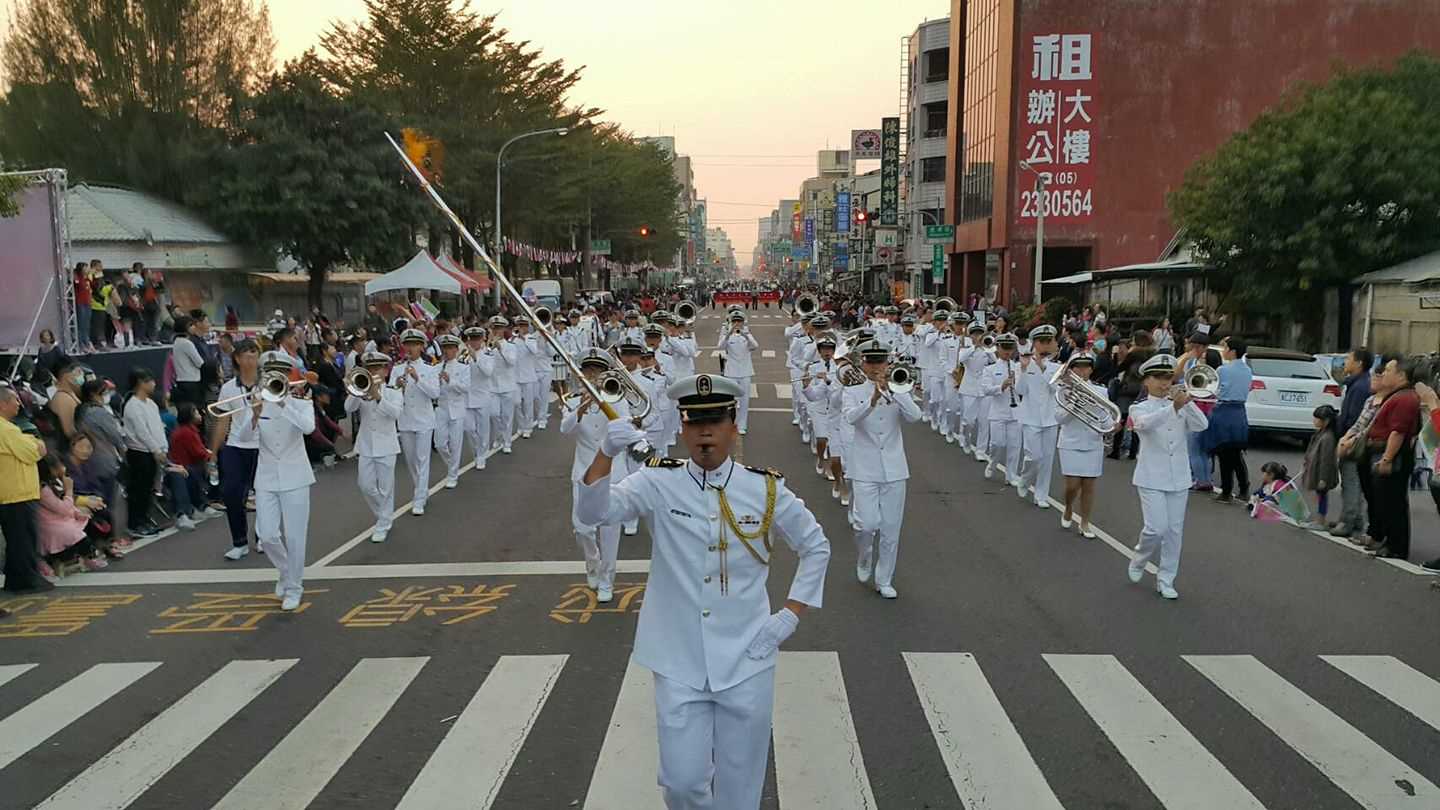 民眾們各個興高采烈觀看海軍官校軍樂隊進行表演