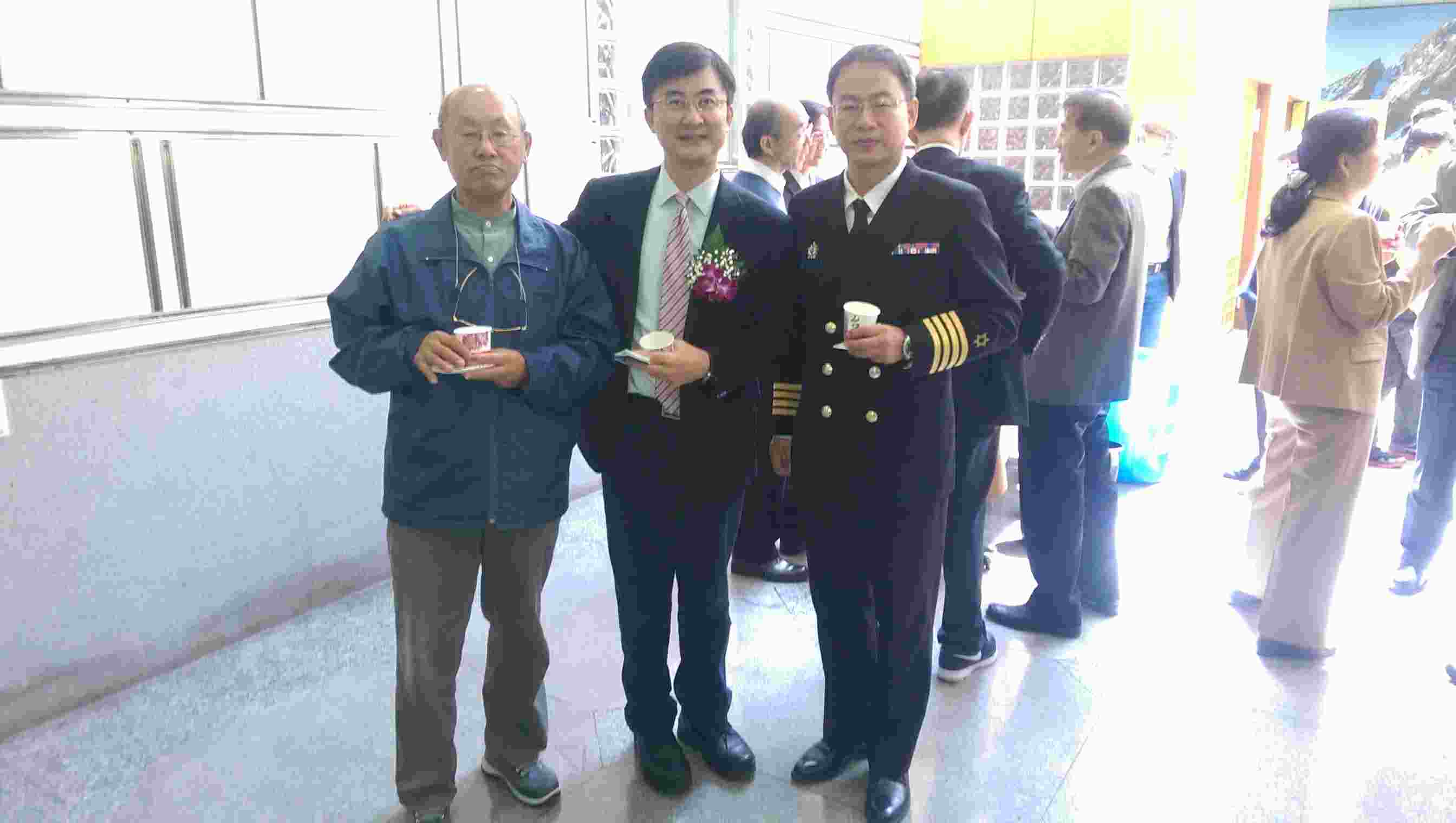 副局長孫上校與科技部吳俊傑司長及另一位來賓合影