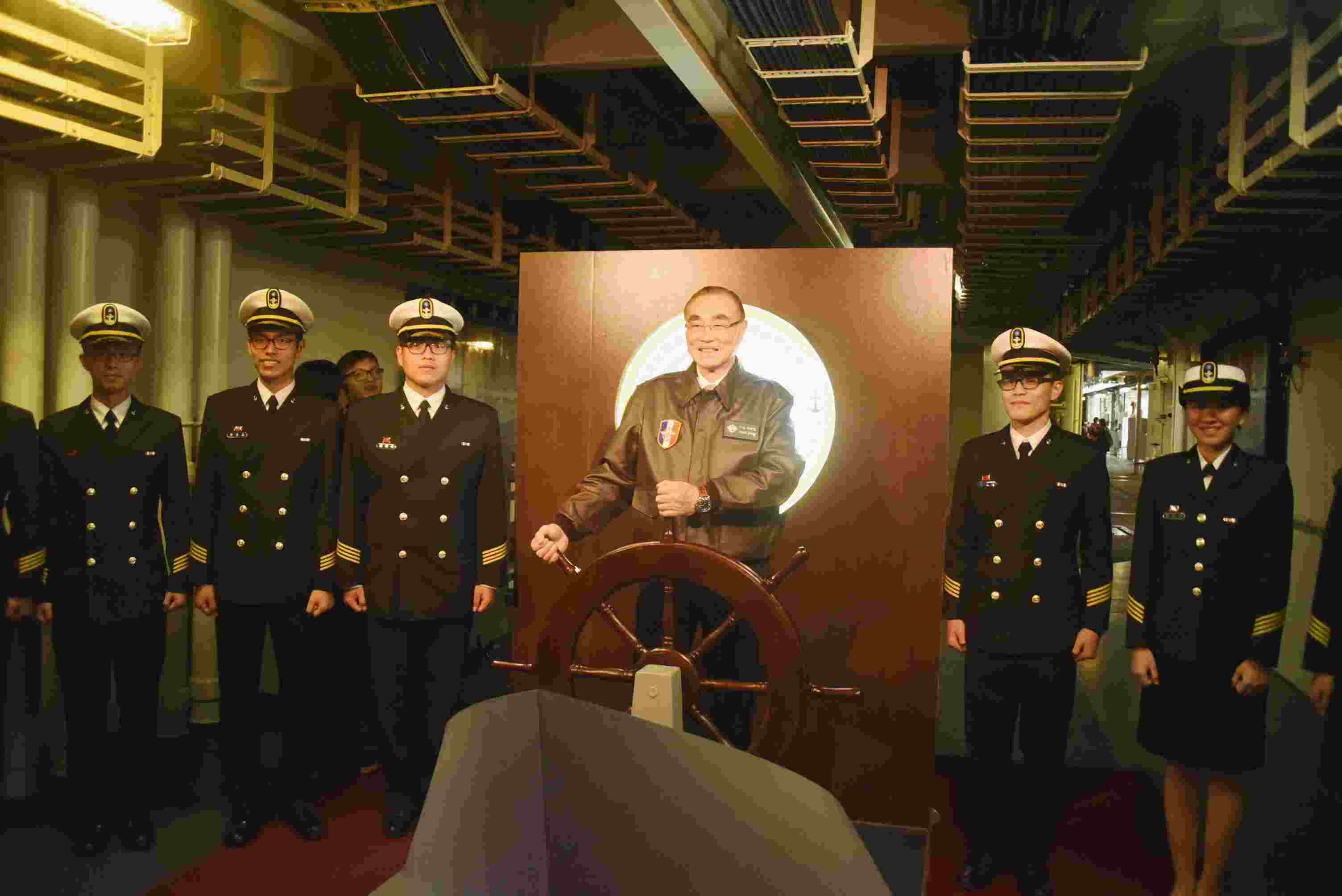 國防部部長馮世寬先生蒞基隆港視導海軍106年敦睦遠航訓練支隊-掌舵