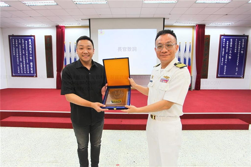 圖2:大氣海洋局代理局長劉上校贈予高雄市青年局張局長紀念品。