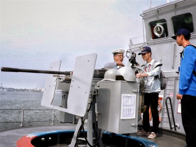 寒假戰鬥營—海軍艦艇參訪營-不可以真的發射機槍喔!