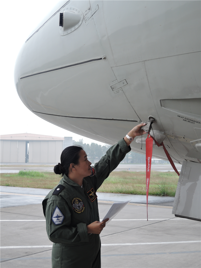 海軍反潛航空大隊 第一位女性偵潛官-林佳菁少校檢查裝備
