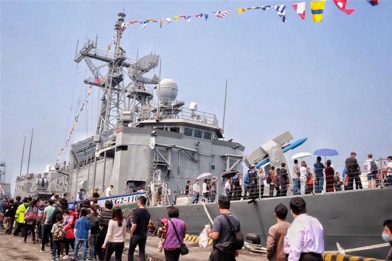 海軍106年敦睦遠航訓練支隊造訪臺中港-民眾排隊上船參觀