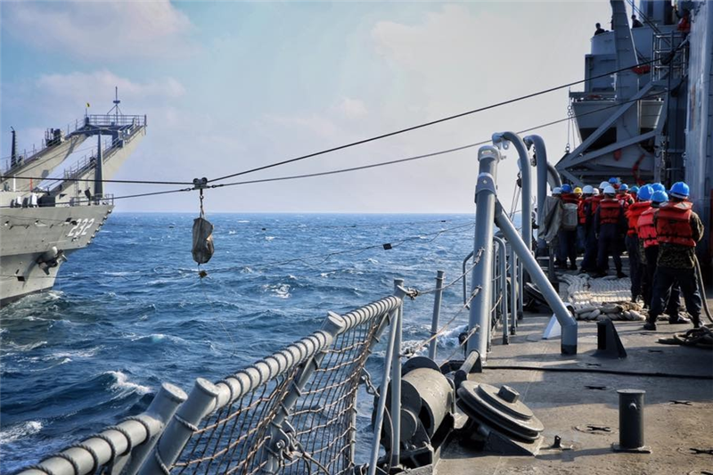 海軍一五一艦隊中和、中平軍艦實施高線傳遞操演，展現高度默契-船艦間物資傳遞演練
