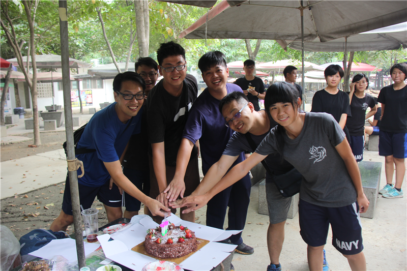 左營通信隊假台糖花博園區辦理隊慶活動並由10月壽星代表切生日蛋糕。