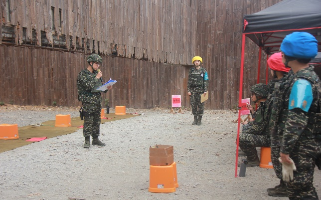 The commander of Zuoying communication brigade, CMD. Lin, commands the team in conducting shooting.